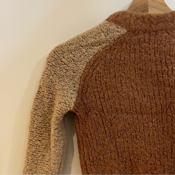 Aritzia Wilfred Free long-sleeve crop tops sweater in light brown and brown wool - Picture 4 of 6